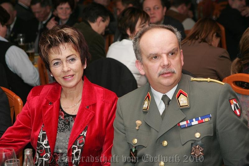 42Oberst des Generalstabes Mag. Erich Simbuerger mit Gattin.JPG